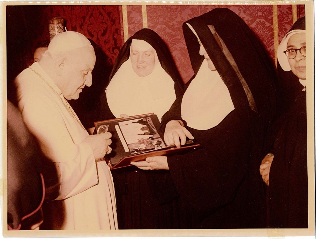 De los archivos—Dos hermanas se reúnen con el Papa Juan XXIII en enero de 1962. 