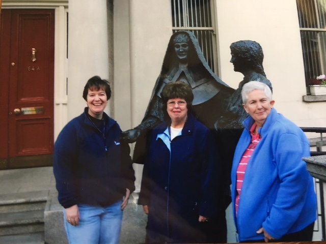De izquierda a derecha: Hermana Mary Kay Dobrovolny RSM, la madre de la Hermana Mary Kay (Mary Ann Dobrovolny) y la tía de la Hermana Mary Kay (Hermana Pat McDermott, RSM) frente al Mercy International Centre, Dublin. Abril de 2012.