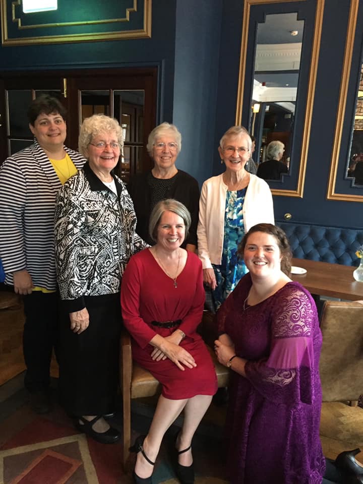 Hermanas del Noviciado de Estados Unidos en San Luis, Missouri se unieron a la Hermana de la Misericordia irlandesa, Maire Hearty para su profesión. Paradas, desde la izquierda: Hermanas Patti Baca, Beth Dempsey, Mary Cleary y Marilyn Gottemoeller. Sentada: Hermana Maire Hearty. De rodillas: Hermana Kelly Williams.