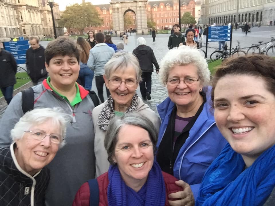 Desde la izquierda: Hermanas Mary Cleary, Patti Baca, Maire Hearty, Marilyn Gottemoeller, Beth Dempsey y Kelly Williams visitaron la Universidad de la Trinidad juntas mientras estaban en Dublín.