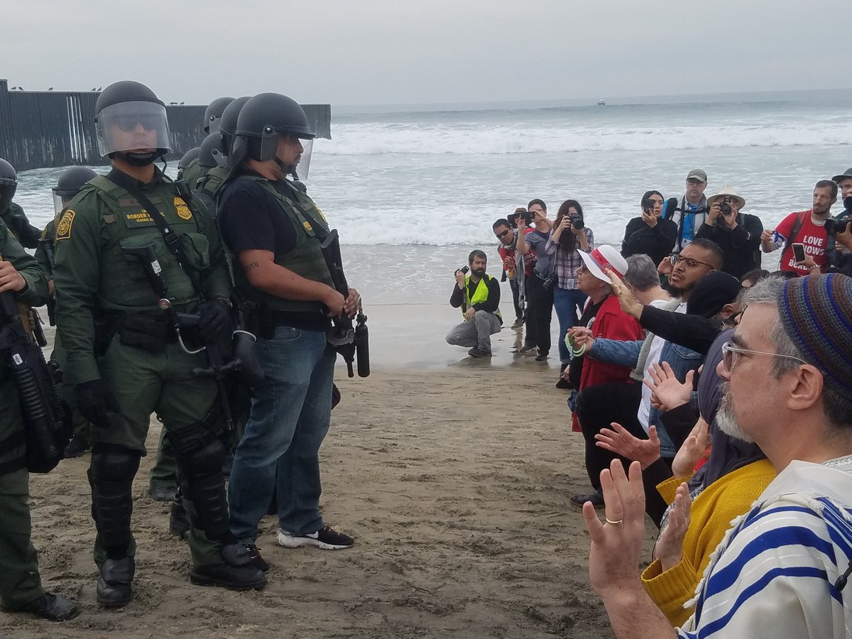 Personas en riesgo de arresto frente a agentes de Aduana y de la Patrulla Fronteriza