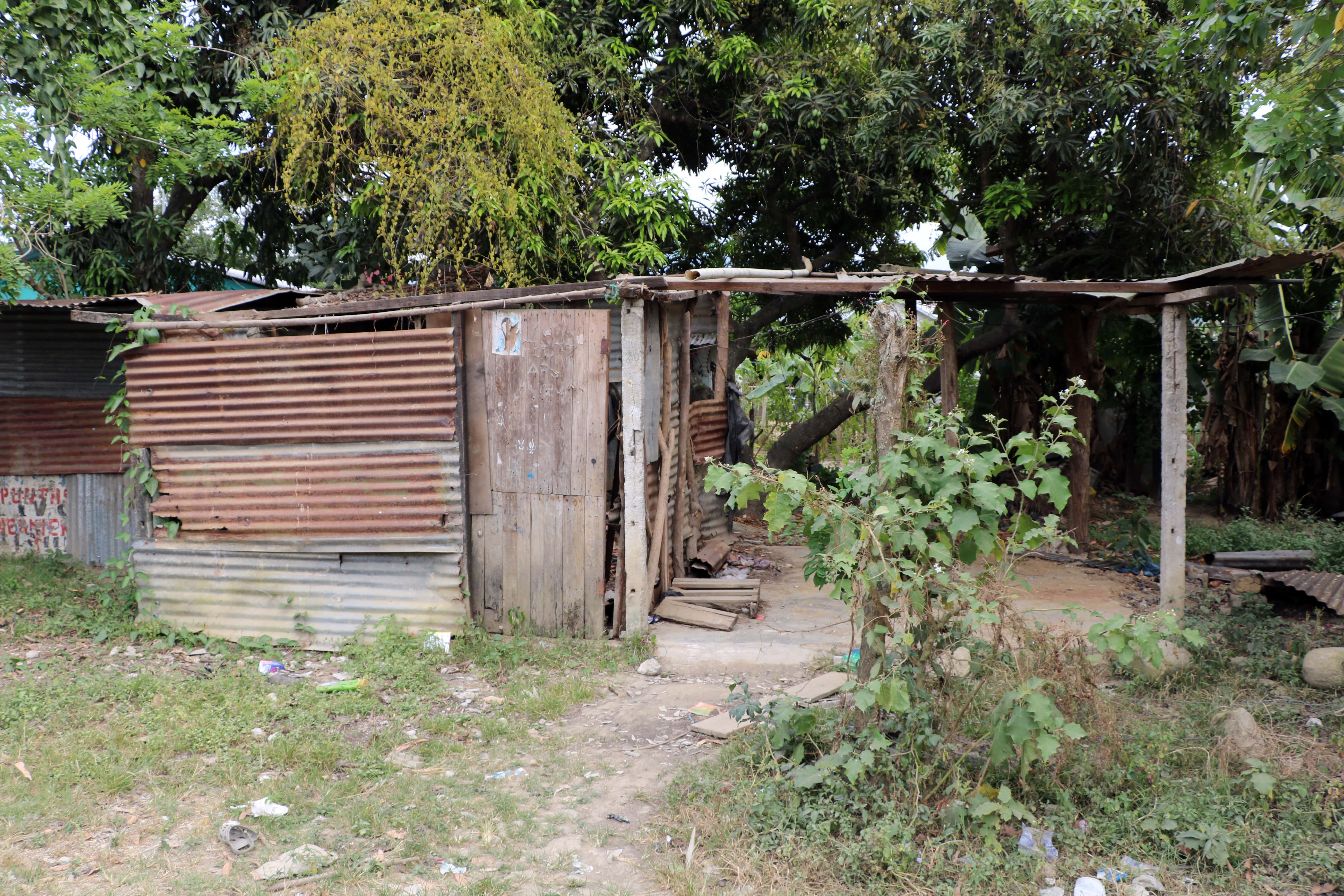 Una casa hondureña típica hecha a menudo de hojas de metal o de madera.