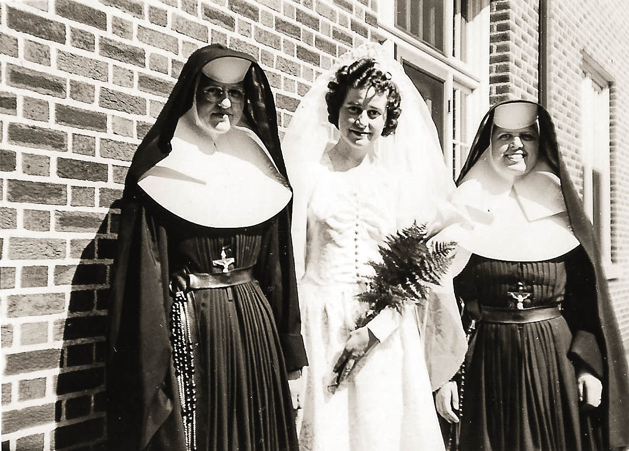 Agnes (centro) se convirtió en la Hermana Mercedes en 1945. Llevaba un vestido de novia, que era una costumbre de muchas Hermanas de la Misericordia y otras órdenes religiosas. Con ella están sus hermanas, Hermanas Anita y Mary Ann.