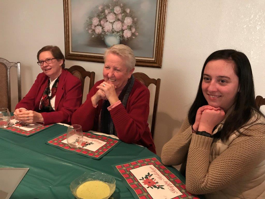 Hermana Clare Marie Dalton, Hermana Eileen Enright y Georgie Rooney en el Convento Kinsale.