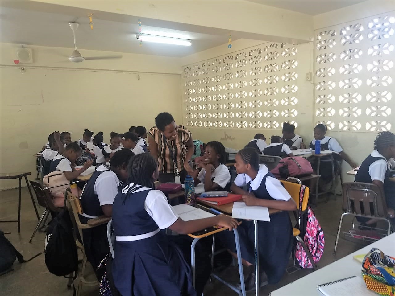 Maria con sus estudiantes en el aula de Convent of Mercy Academy - Alpha