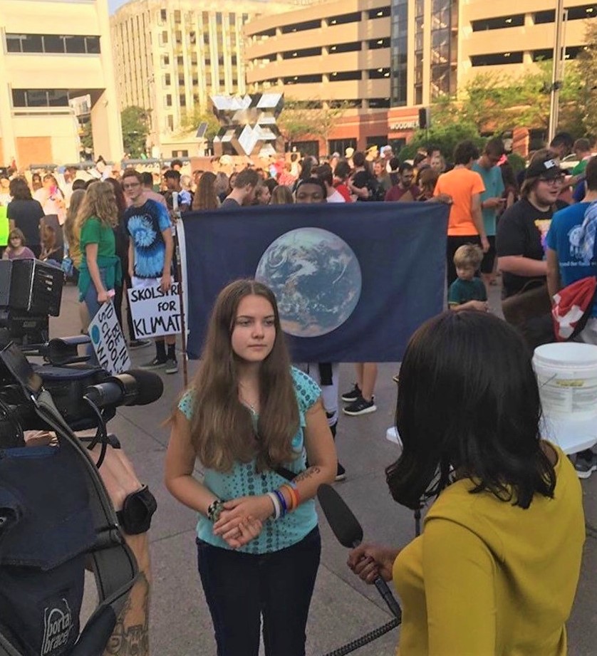 Estudiante de último año de secundaria, Cate Kelly es entrevistada por las noticias locales en la Huelga por el Clima en Omaha.