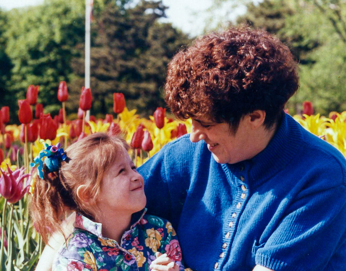 Hija y madre disfrutan del Parque Washington de Albany en 1991.