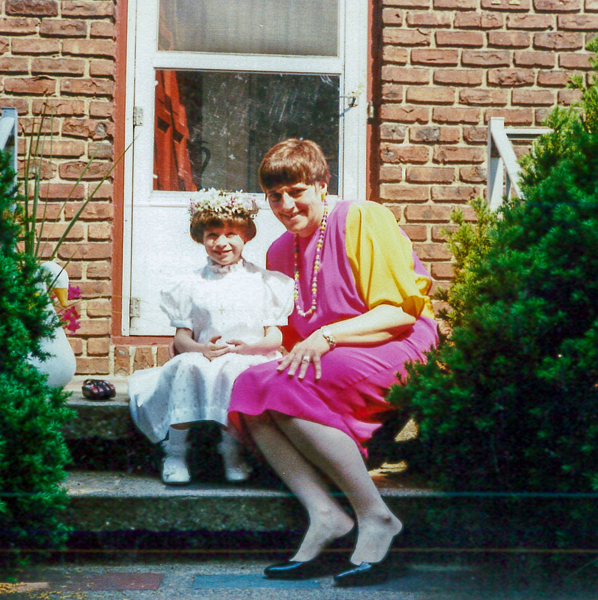 Barbara y la Hermana Mary Ann en el día de Primera Comunión de Barbara en 1992. «Barbara tenía una fe profunda aun cuando ella era una niñita», dice su mamá. 