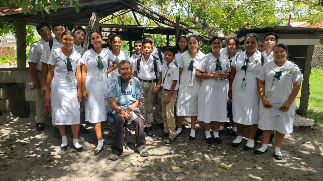 Un grupo de estudiantes de primer año en un día de visita de clase de religión.