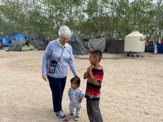 Hermana Mary camina con niños