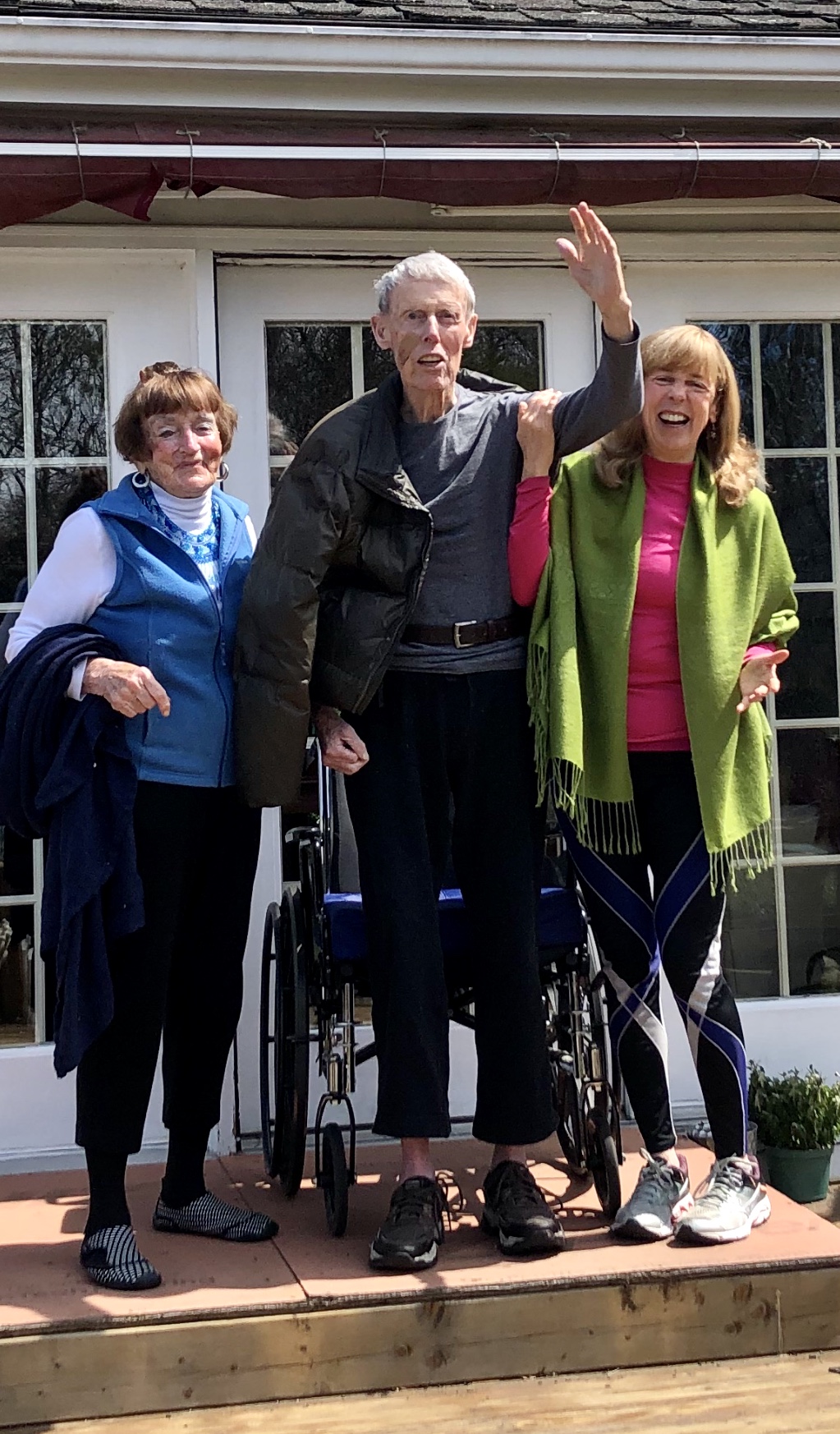 ¡Saludos en el Domingo de Pascua! Peg, Joe y Cathy Walsh saludan a los familiares que visitan desde la seguridad del patio.