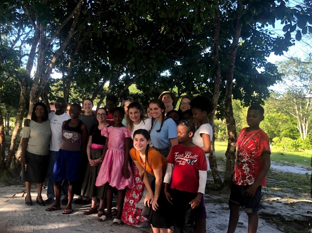 Estudiantes de Mercyhurst visitan un Santuario, un hogar para cuidar a niños sin familia, en el interior de Guyana.