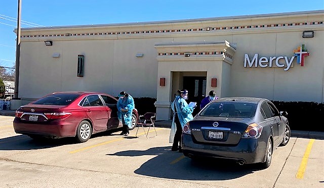 Staff of Mercy Ministries of Laredo, Texas administering curbside vaccines 