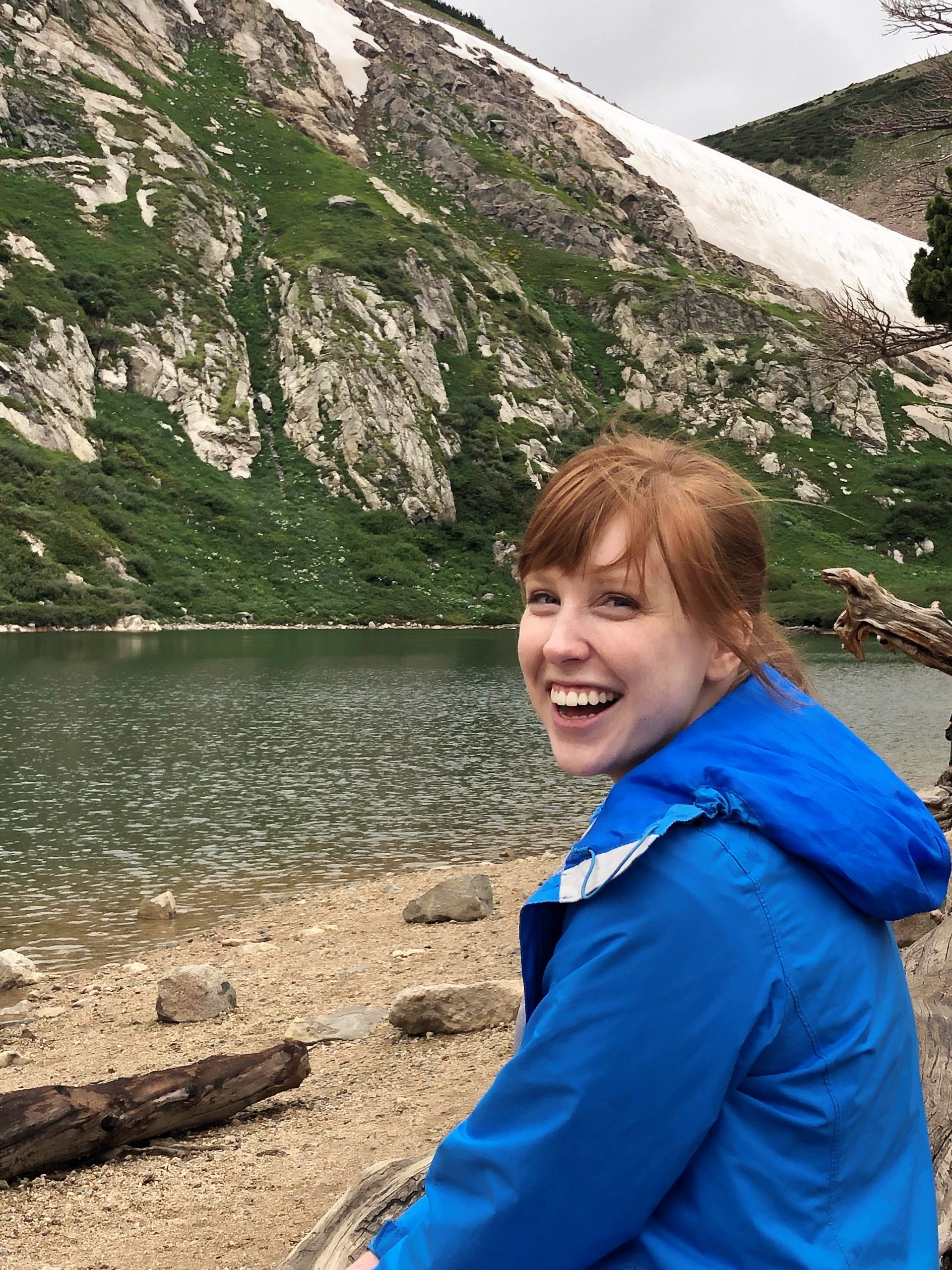 Allison Klimesh, caminando por el Glaciar St. Mary cerca de Idaho Springs, Colorado.