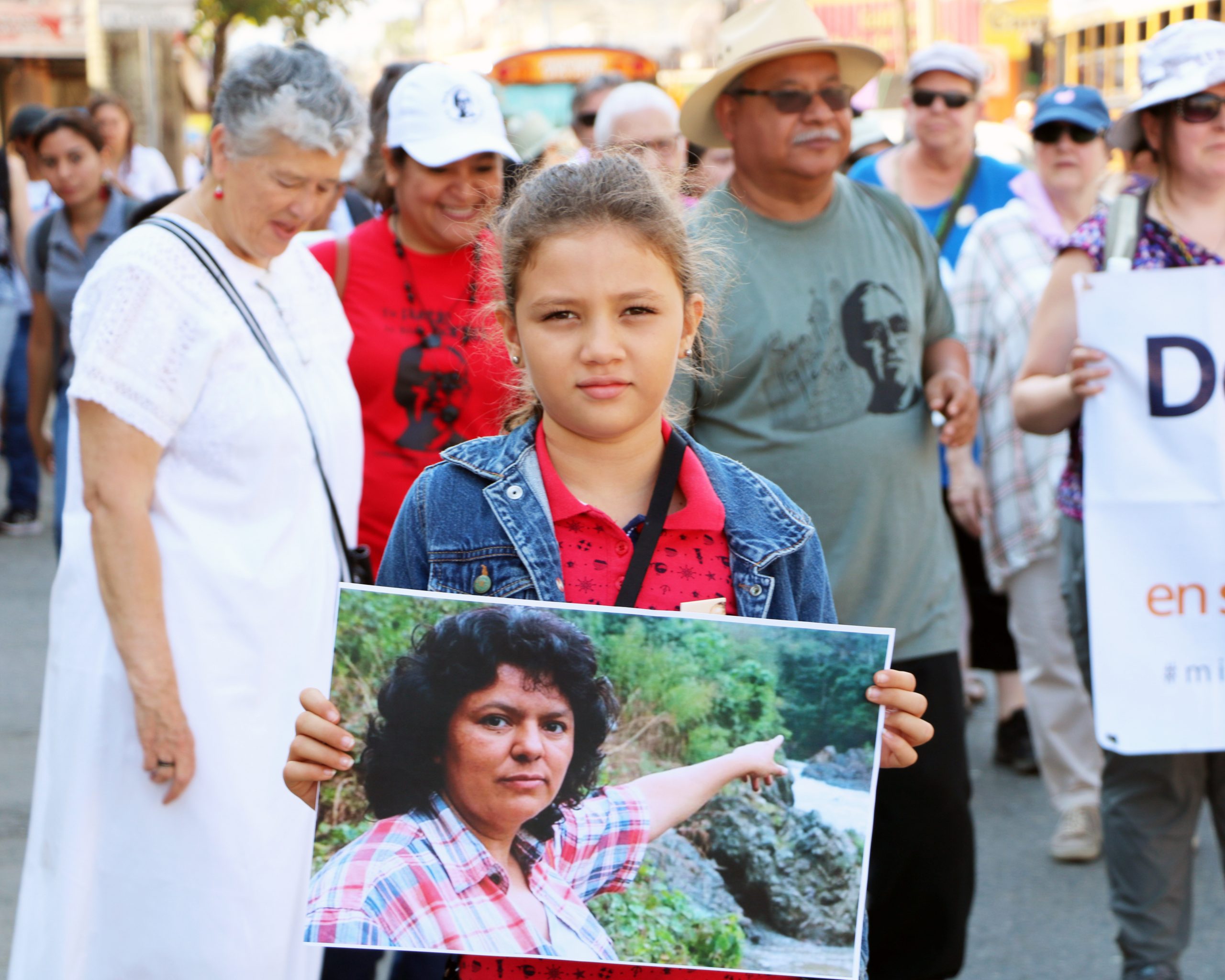 Una niña porta una foto de Berta Cáceres durante una manifestación.