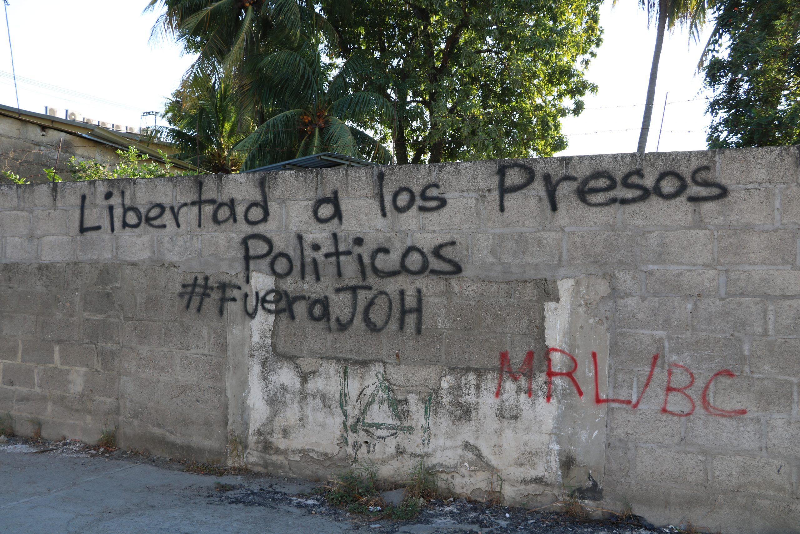 Grafiti en Tegucigalpa, Honduras (JOH: Juan Orlando Hernández). 