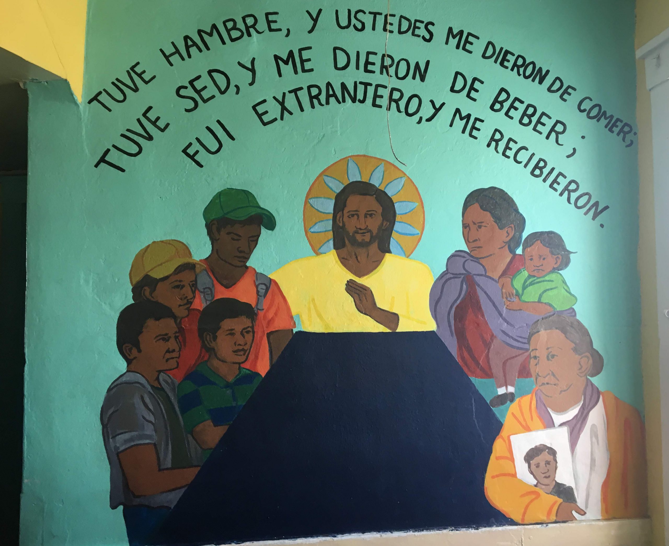 Mural en Casa de la Anunciación con la cita de Mateo 25. 