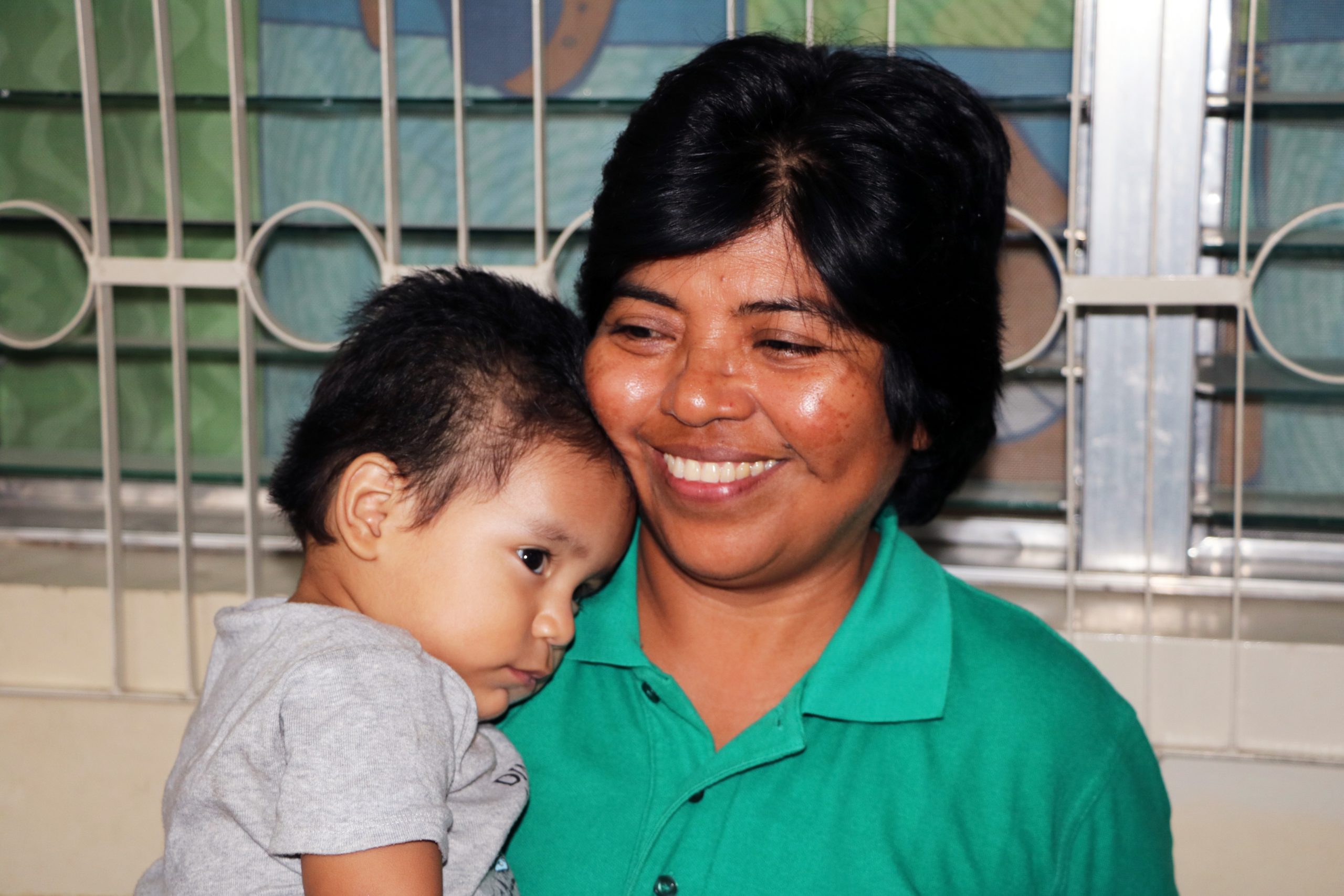 Hermana Sandra Hernández sostiene a uno de los niños que llaman hogar a Casa Corazón.