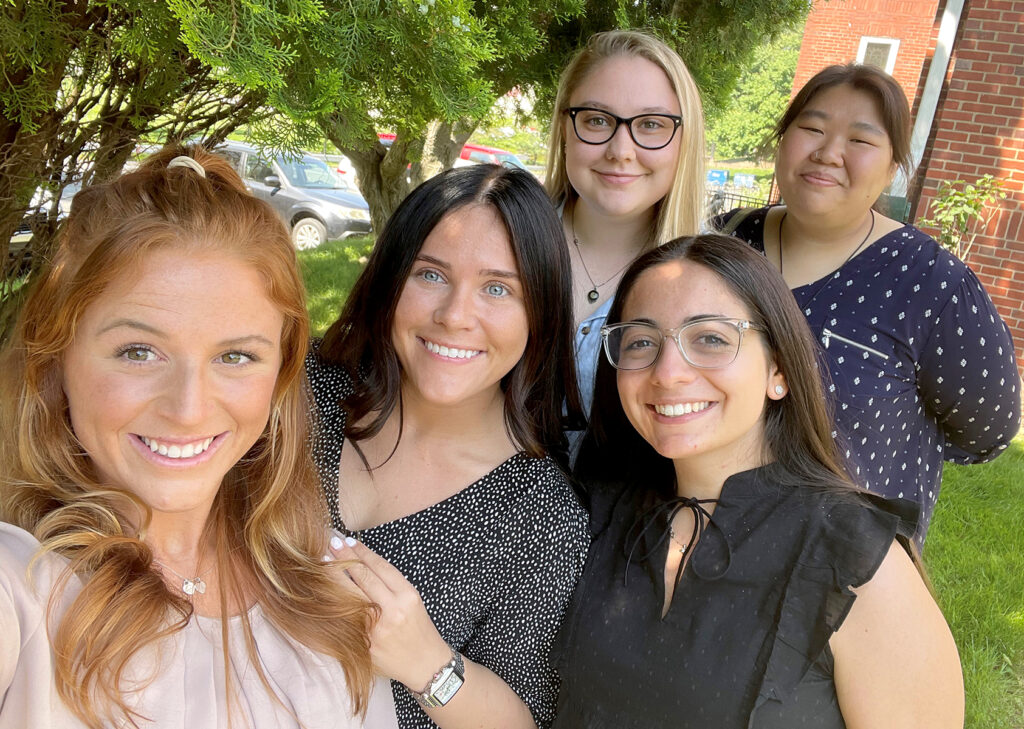 Amanda Ricci (primera fila, bien a la derecha) junto con estudiantes de la Universidad Georgian Court, asistieron a un programa de abogacía de la justicia en Washington, D.C., con estudiantes de otros siete colegios y universidades de la Misericordia.